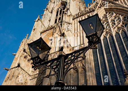 Gros plan de la lampe à l'extérieur du West Front of the Minster York North Yorkshire England Royaume-Uni GB Grande-Bretagne Banque D'Images