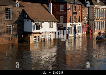 Maisons et propriété inondées pendant l'hiver inondations et Le pub Kings Arms Kings Staith York centre-ville North Yorkshire Angleterre Royaume-Uni Banque D'Images