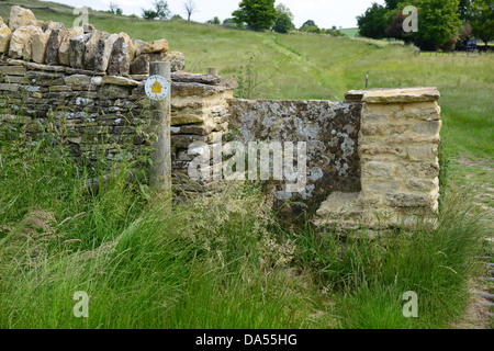 Stile de pierre sur un sentier à travers le hameau médiéval de Widford entre Burford et Swinbrook, Oxfordshire Banque D'Images