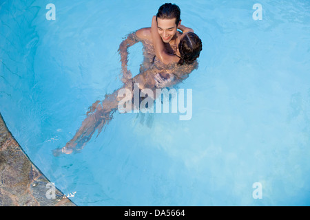 Un couple dans une piscine. Banque D'Images