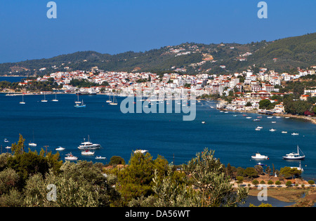 L'île de Skiathos en Grèce. Vue sur le port et la ville Banque D'Images