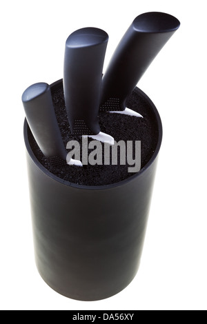 Couteaux en céramique support en plastique isolé sur fond blanc Banque D'Images