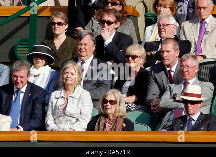 Wimbledon, Londres, Royaume-Uni. 06Th Juillet, 2013. Jour 9 de la Le tennis de Wimbledon 2013 tenue à l'All England Lawn Tennis et croquet Club, Londres, Angleterre, Royaume-Uni. L-R Roy Hodgson, gestionnaire de l'Angleterre ( bleu foncé ), Sir Alex Ferguson, l'ancien manager de Manchester United et derrière lui Stuart Lancaster Entraîneur de rugby Angleterre observe le match dans la loge royale pendant les quarts de finale de l'intention des célibataires Credit : Action Plus Sport Images/Alamy Live News Banque D'Images