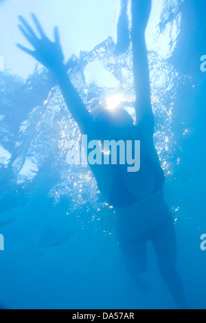 Une jeune femme la natation. Banque D'Images