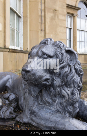 Statue de Lion en dehors de Heaton Hall à Heaton Park, Manchester. Banque D'Images