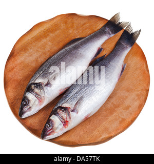 Deux poissons de mer crus sur planche de bois isolé sur fond blanc Banque D'Images