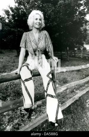 TAMMY WYNETTE (1942-1998) photo promotionnelle d'entre nous la chanteuse de country en 1984 Banque D'Images