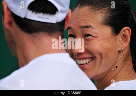 Kimiko Date-Krumm (Japon) jouant le double mixte avec David Marrero (Espagne) à Wimbledon 2013 Banque D'Images