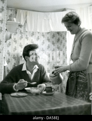 La chanteuse pop britannique MARK WYNTER à son domicile du sud de Londres avec sa mère Edna en 1960 Banque D'Images