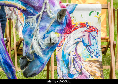 Londres, Royaume-Uni. Le 04 juillet, 2013. Transat Dreams est lancé avant le prochain British Summertime dans Hyde Park série de concerts. Pegasus (basé sur la peinture de Ronnie Wood du même nom) est l'un des est l'un des 20 nouveaux dessins par personnes y compris Harry Enfield (Bonjour), Miranda Richardson (Bleu avec oiseau), Julia Bradbury (rayures), prendre l'Abeille c'est Howard Donald (mains Arc-en-ciel), Chris et Michael Craig-Martin Eugène Riedweg Rose (bananes). Pegasus a été apporté à la vie par Tetua qui a été peinte pour l'occasion. Les parcs royaux Fondation est l'organisme choisi pour partenaire la série. Banque D'Images