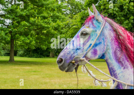 Londres, Royaume-Uni. Le 04 juillet, 2013. Transat Dreams est lancé avant le prochain British Summertime dans Hyde Park série de concerts. Pegasus (basé sur la peinture de Ronnie Wood du même nom) est l'un des est l'un des 20 nouveaux dessins par personnes y compris Harry Enfield (Bonjour), Miranda Richardson (Bleu avec oiseau), Julia Bradbury (rayures), prendre l'Abeille c'est Howard Donald (mains Arc-en-ciel), Chris et Michael Craig-Martin Eugène Riedweg Rose (bananes). Pegasus a été apporté à la vie par Tetua qui a été peinte pour l'occasion. Les parcs royaux Fondation est l'organisme choisi pour partenaire la série. Banque D'Images