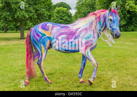 Londres, Royaume-Uni. Le 04 juillet, 2013. Transat Dreams est lancé avant le prochain British Summertime dans Hyde Park série de concerts. Pegasus (basé sur la peinture de Ronnie Wood du même nom) est l'un des est l'un des 20 nouveaux dessins par personnes y compris Harry Enfield (Bonjour), Miranda Richardson (Bleu avec oiseau), Julia Bradbury (rayures), prendre l'Abeille c'est Howard Donald (mains Arc-en-ciel), Chris et Michael Craig-Martin Eugène Riedweg Rose (bananes). Pegasus a été apporté à la vie par Tetua qui a été peinte pour l'occasion. Les parcs royaux Fondation est l'organisme choisi pour partenaire la série. Banque D'Images