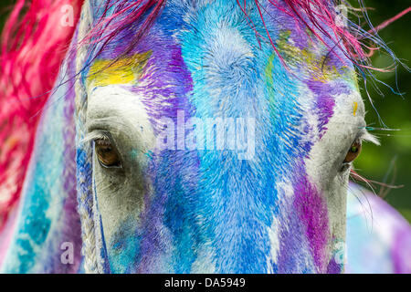 Londres, Royaume-Uni. Le 04 juillet, 2013. Transat Dreams est lancé avant le prochain British Summertime dans Hyde Park série de concerts. Pegasus (basé sur la peinture de Ronnie Wood du même nom) est l'un des est l'un des 20 nouveaux dessins par personnes y compris Harry Enfield (Bonjour), Miranda Richardson (Bleu avec oiseau), Julia Bradbury (rayures), prendre l'Abeille c'est Howard Donald (mains Arc-en-ciel), Chris et Michael Craig-Martin Eugène Riedweg Rose (bananes). Pegasus a été apporté à la vie par Tetua qui a été peinte pour l'occasion. Les parcs royaux Fondation est l'organisme choisi pour partenaire la série. Banque D'Images