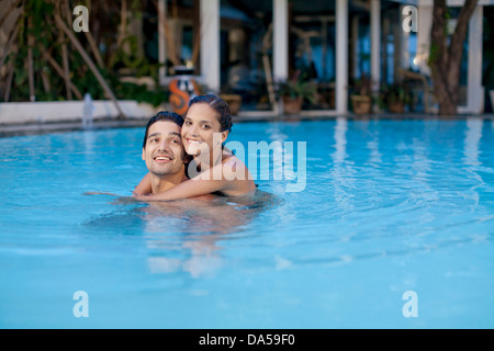 Un jeune couple de la natation. Banque D'Images