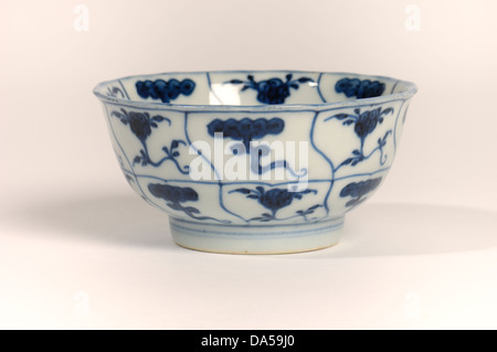 Une antique Bol en porcelaine Chinoise de taille moyenne avec décoration bleu sous glaçure. Banque D'Images