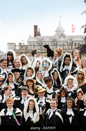 Cérémonie de remise des diplômes aux étudiants de l'Université de Cambridge le jour de la remise des diplômes, Clare College Cambridge University les finissants, England UK Banque D'Images