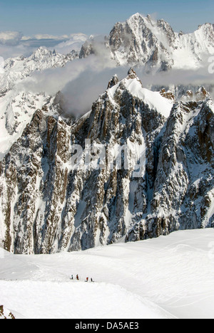 Les skieurs en montagne, Alpes, Chamonix Mont blanc, Aiguille du Midi Banque D'Images