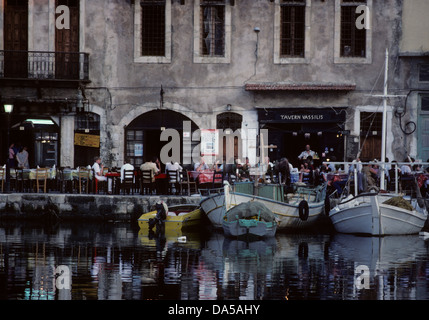 Ou de Rethimnon, Rethimno port avec des tavernes grecques servant des fruits de mer, Crète, Grèce. Banque D'Images