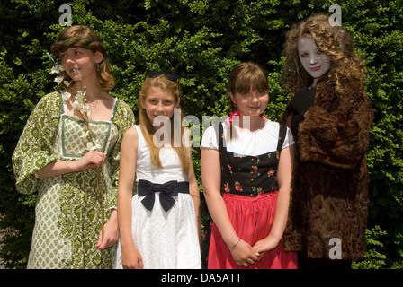 Groupe de quatre jeunes femmes finalistes (âgés de 12 à 15 ans) en costume dans un concours de chant local Banque D'Images