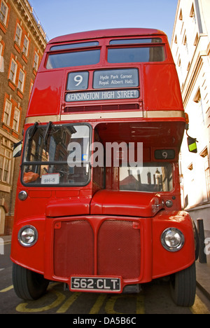 Londres, Angleterre et l'avant d'un vieux bus routemaster rouge à impériale, garés dans une rue latérale Banque D'Images