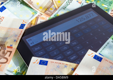 Le calcul de l'argent sur tablet computer Banque D'Images
