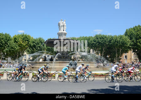 Les cyclistes devant la fontaine de la Rotonde Aix-en-Provence pendant le Tour de France à vélo Aix-en-Provence Crédit : Chris Hellier/Alamy Live News Banque D'Images
