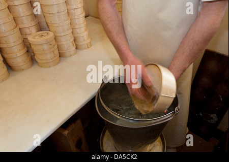 La Suisse, l'Europe, Vaud, Saint George, de l'alimentation, du fromage, de la tradition, fromagerie, craft, AOC, Vacherin, Mont-d'Or, le lait produit, Banque D'Images