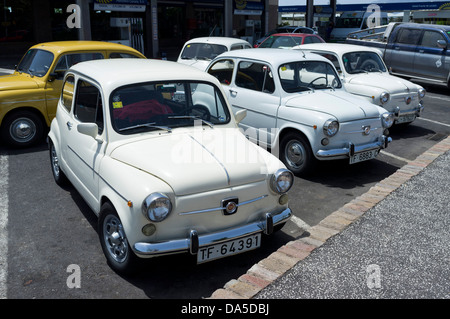 Seat 600 vintage voitures garées à une station service à Alcala, Tenerife, Canaries, Espagne, Banque D'Images