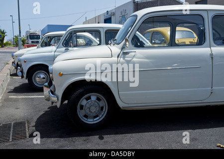 Seat 600 vintage voitures garées à une station service à Alcala, Tenerife, Canaries, Espagne, Banque D'Images