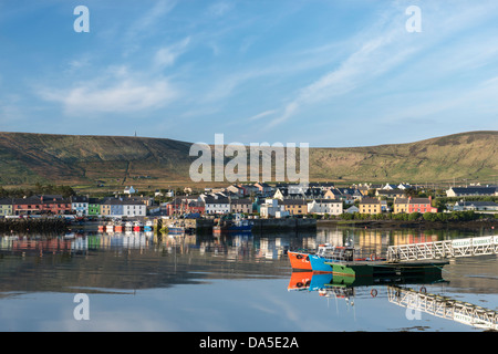 Portmagee prises de Valentia Island avec Skellig tripper bateaux en premier plan Banque D'Images