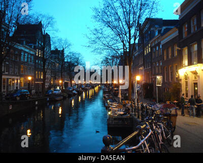 Twilight - Crepuscule sur le canal près de la bruine Cafe 't la société SMALLE au coin- Egelantiers et Prinsengracht avec une terrasse sur l'eau dans le quartier charmant Jordaan à Amsterdam. ? ? ? ? ? Banque D'Images