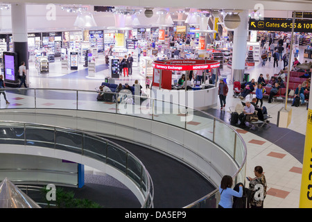 Gatwick airport departure lounge rampe en spirale et magasins Banque D'Images