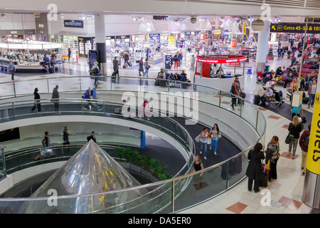 Gatwick airport departure lounge rampe en spirale et des boutiques. Banque D'Images