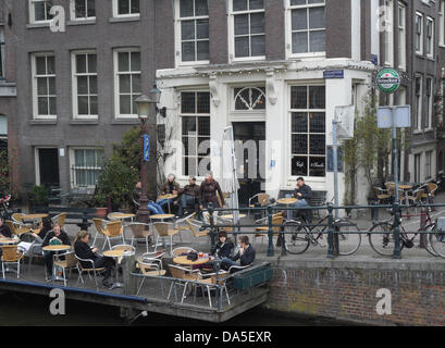 La bruine populaires Cafe 't la société SMALLE au coin- Egelantiers et Prinsengracht avec une terrasse sur l'eau dans le quartier charmant Jordaan à Amsterdam. ? ? Banque D'Images