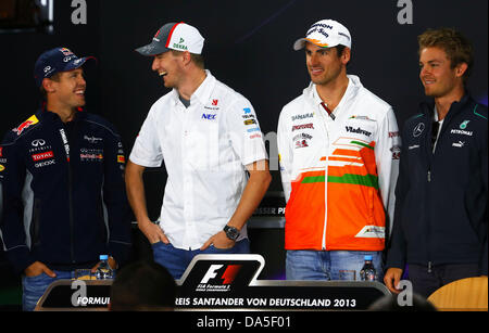 Nuerburg, Allemagne. Le 04 juillet, 2013. (L-R) l'allemand Sebastian Vettel, pilote de Formule 1 de Red Bull, l'Allemand pilote de Formule 1 Nico Huelkenberg de Sauber, pilote de Formule 1 Allemand Adrian Sutil de Force India et l'Allemand pilote de Formule 1 Nico Rosberg Mercedes AMG de vu avant la conférence de presse à la Nürburgring Nuerburg en circuit, l'Allemagne, 04 juillet 2013. Le Grand Prix de Formule 1 d'Allemagne aura lieu le 7 juillet 2013. Photo : Jens Buettner/dpa/Alamy Live News Banque D'Images