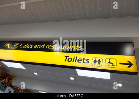 Cafe restaurants et toilettes signe à l'aéroport de Gatwick Banque D'Images