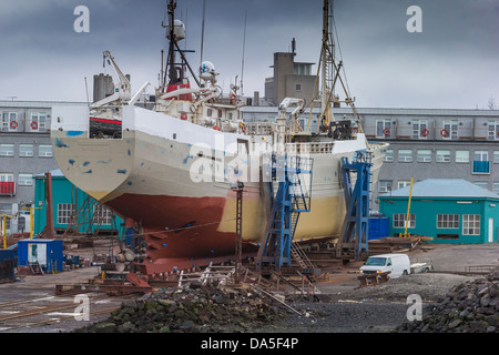 Chalutier en cale sèche, Reykjavik, Islande. Banque D'Images