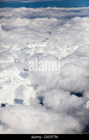 Couvert de neige Pyrénées avec la couverture nuageuse Banque D'Images