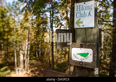 Parcs d'état du Minnesota et signe club de randonnée Sentier de randonnée supérieure signe sur un poste. Banque D'Images