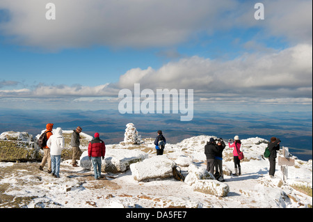 Les randonneurs sur le sommet du mont Lafayette, New Hampshire, USA. Banque D'Images