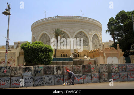 Le Caire, Le Caire, Égypte. 4 juillet, 2013. Nettoyeurs égyptien travaux à proximité du palais présidentiel, un jour après le renversement du Président Mohamed Morsi, au Caire, Égypte, 04 juillet 2013. Adly Mansour, le chef de l'Égypte, la plus haute juridiction a été le 04 juillet assermenté en tant que président intérimaire de l'Égypte. Mansour a prêté serment devant la Cour constitutionnelle suprême, après l'éviction du Président islamiste Mohamed Morsi après jours de protestations massives Crédit : Ahmed Asad APA/Images/ZUMAPRESS.com/Alamy Live News Banque D'Images