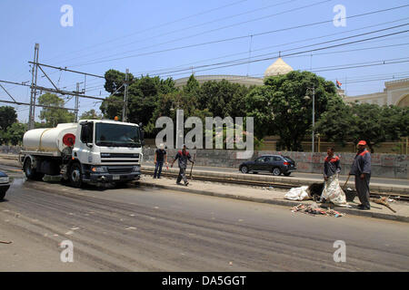 Le Caire, Le Caire, Égypte. 4 juillet, 2013. Nettoyeurs égyptien travaux à proximité du palais présidentiel, un jour après le renversement du Président Mohamed Morsi, au Caire, Égypte, 04 juillet 2013. Adly Mansour, le chef de l'Égypte, la plus haute juridiction a été le 04 juillet assermenté en tant que président intérimaire de l'Égypte. Mansour a prêté serment devant la Cour constitutionnelle suprême, après l'éviction du Président islamiste Mohamed Morsi après jours de protestations massives Crédit : Ahmed Asad APA/Images/ZUMAPRESS.com/Alamy Live News Banque D'Images