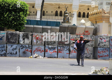 Le Caire, Le Caire, Égypte. 4 juillet, 2013. Nettoyeurs égyptien travaux à proximité du palais présidentiel, un jour après le renversement du Président Mohamed Morsi, au Caire, Égypte, 04 juillet 2013. Adly Mansour, le chef de l'Égypte, la plus haute juridiction a été le 04 juillet assermenté en tant que président intérimaire de l'Égypte. Mansour a prêté serment devant la Cour constitutionnelle suprême, après l'éviction du Président islamiste Mohamed Morsi après jours de protestations massives Crédit : Ahmed Asad APA/Images/ZUMAPRESS.com/Alamy Live News Banque D'Images