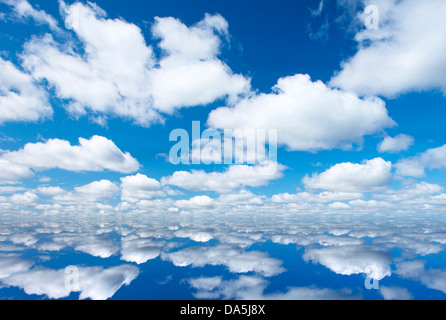 NUAGES BLANCS GONFLÉS SUR CIEL BLEU JEFFERSON COUNTY PENNSYLVANIA USA Banque D'Images