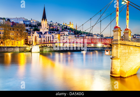 Vue de nuit à partir de la passerelle St Georges à Lyon ville avec la cathédrale de Fourvière, France Banque D'Images