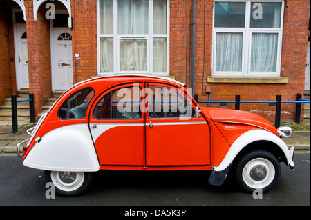 Citroën 2CV en stationnement sur rue dans Leeds West Yorkshire Angleterre UK Banque D'Images