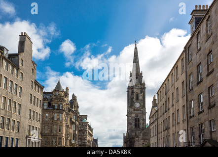 Grande Bretagne, Ecosse, Edimbourg, le Royal Mile à l'égard de l'Holyrood,Tron Kirk Bell Tower en arrière-plan. Banque D'Images