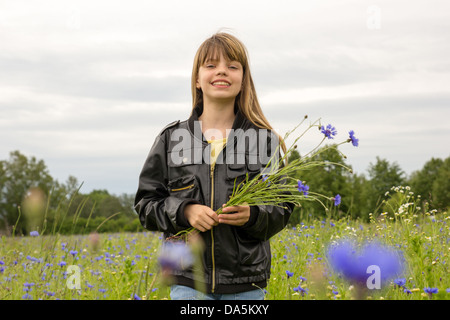 Jeune fille en champ de bleuet sauvage Banque D'Images