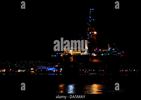 Plate-forme pétrolière dans la nuit, à la baie de Guanabara, Rio de Janeiro, Brésil. Banque D'Images