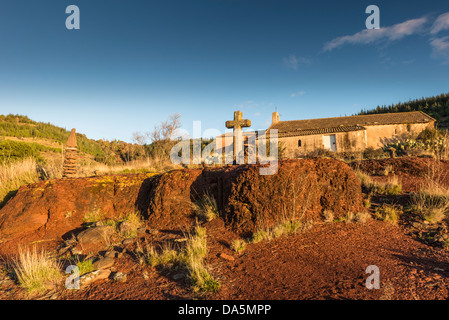 Chapelle Notre Dame de clans sur la rive du Lac du Salagou, Hérault, Languedoc-Roussillon, France Banque D'Images